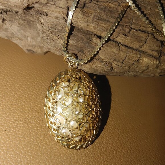 Oval Pendant Necklace Vintage Gold Tone Filigree Faux Pearl Embellished Elegant - Picture 6 of 9